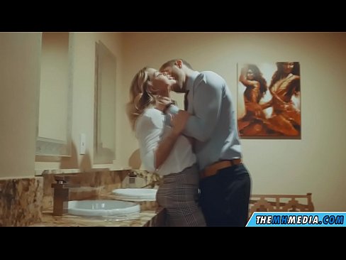 ❤️ Wakati blonde mwenye busty anakutongoza kwenye choo cha umma Video ya mkundu ❌❤